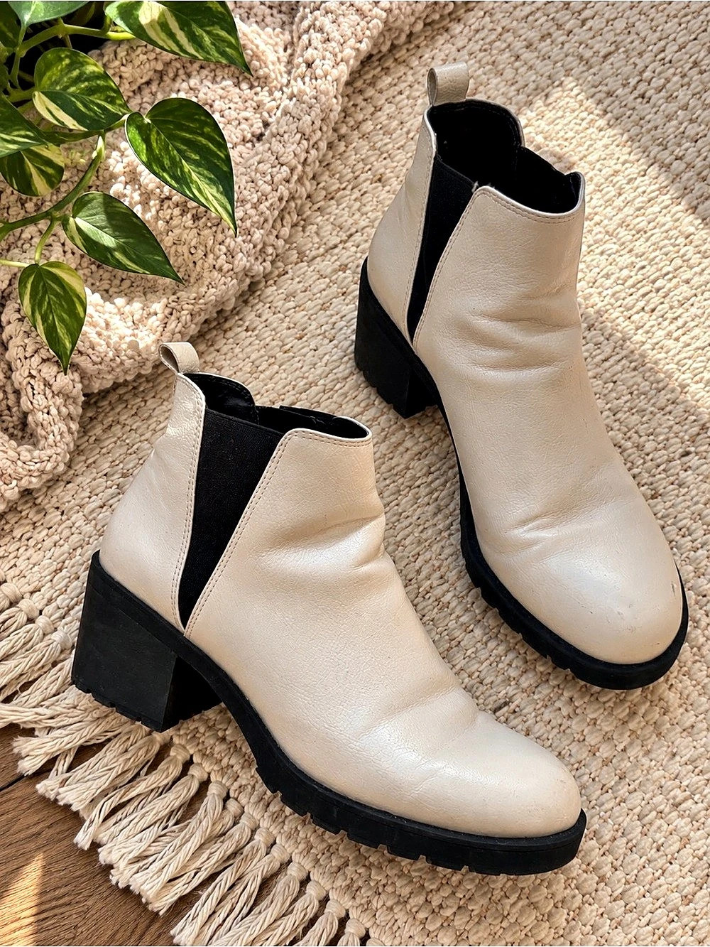 Women's White & Black Ankle/Chelsea Boots Like New